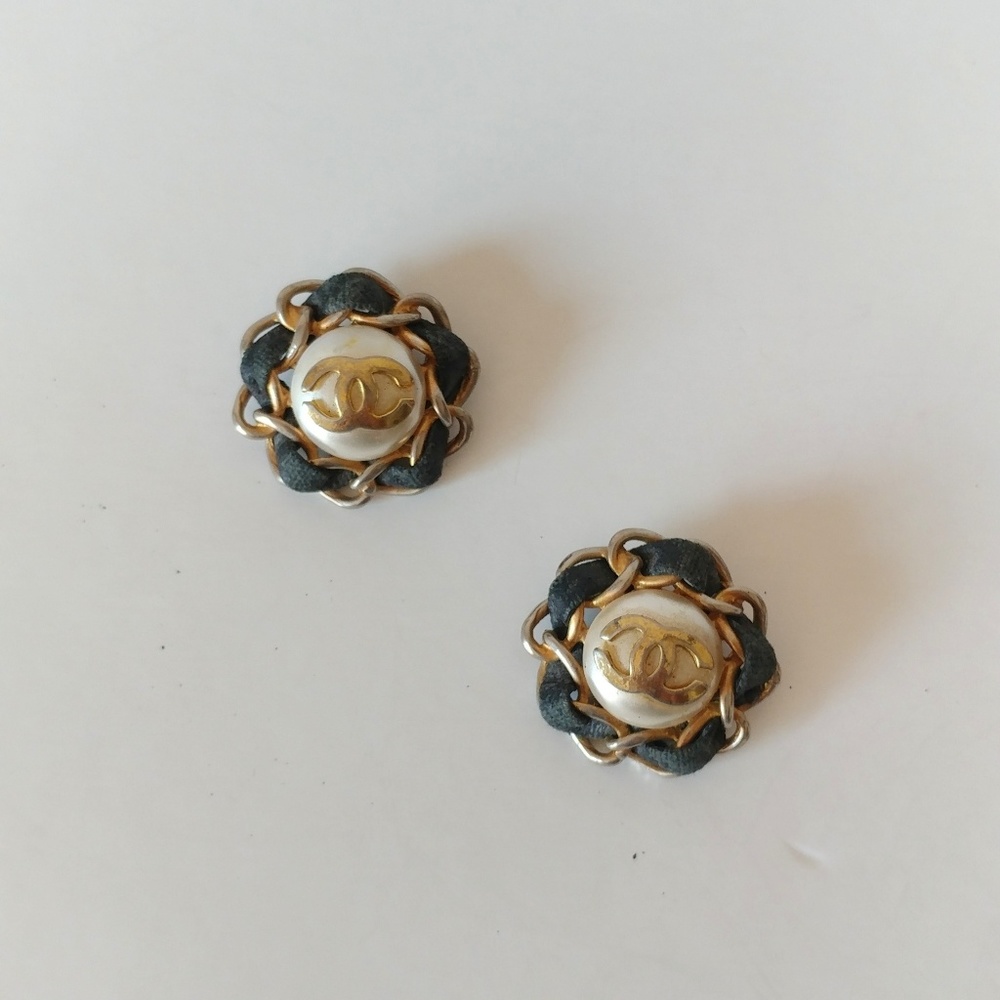 CHANEL + Logo Clips